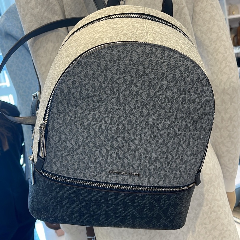 MICHAEL KORS Rhea Med Zip Color-Block Signature Logo Backpack
ADMIRL MULTI
NWT - Picture 15 of 16